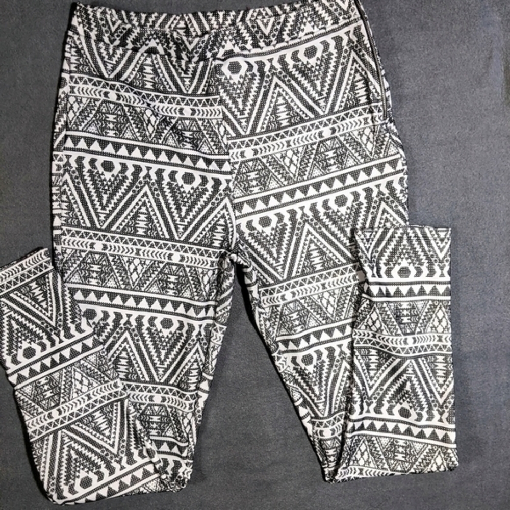 Black And White Aztec‎ pattern print pants size large..Rue21